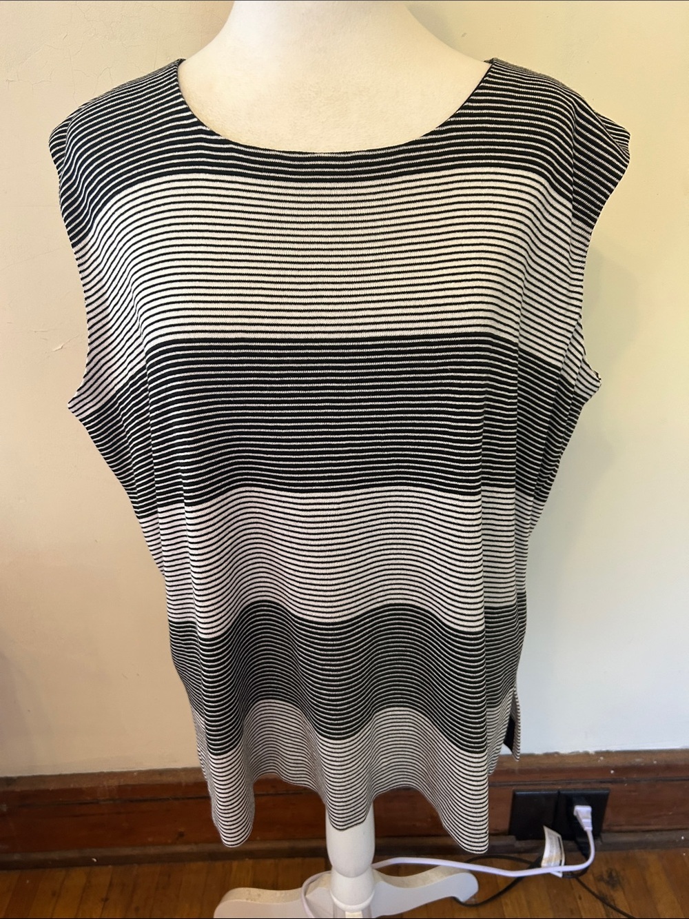 Ming Wang Black & White Striped Sleeveless Sweater Size XL EUC